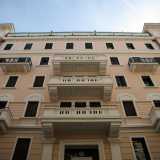 La struttura, dallo stile fortemente eclettico, presenta elementi classicisti, barocchi e romanici individuabili sulla facciata dove sono presenti ampi balconi sorretti da larghe mensole e finestre ad arco